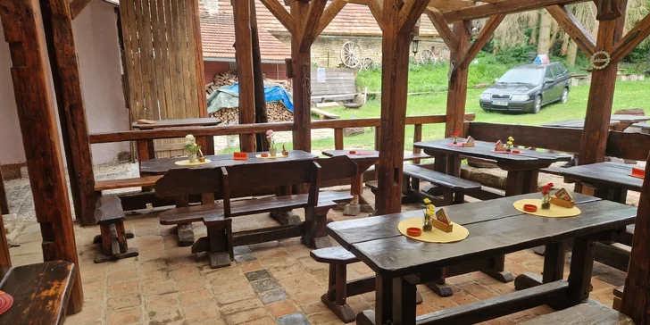 Dvě velké pizzy a jedna malá pizza podle výběru u krásného statku