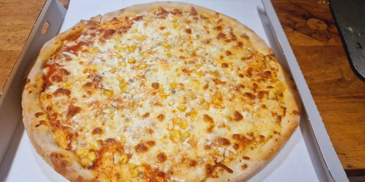 Dvě velké pizzy a jedna malá pizza podle výběru u krásného statku