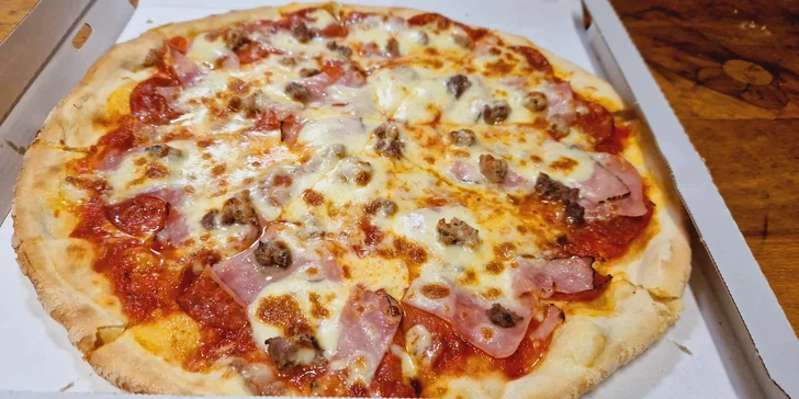 Dvě velké pizzy a jedna malá pizza podle výběru u krásného statku