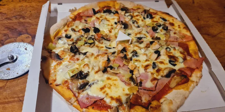 Dvě velké pizzy a jedna malá pizza podle výběru u krásného statku