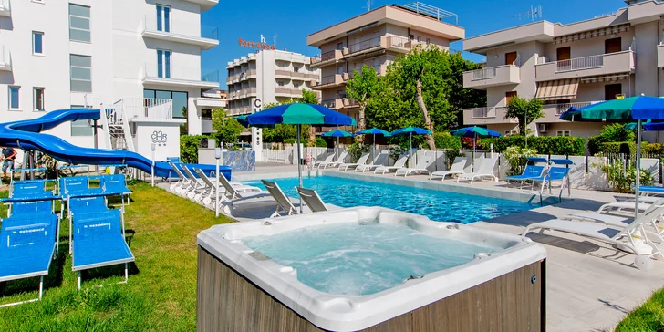 Rodinná dovolená u italského Jadranu: hotel 50 m od pláže, plná penze, bazén, dítě zdarma