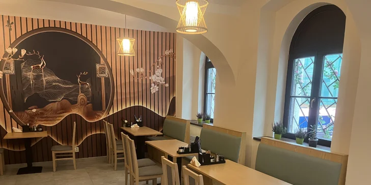 Asijské menu plné chutí pro 2 osoby: smažené krevety, gyoza, knedlíčky a ramen dle výběru