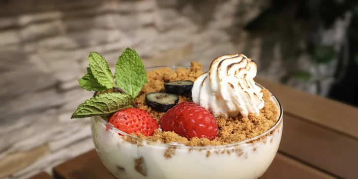 Tříchodové menu pro dva: lososový tatarák, vepřová panenka i čokoládová pěna