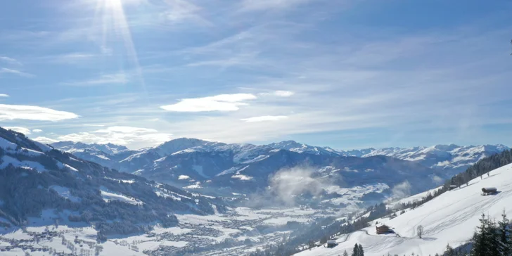 Pohodová dovolená v Alpách: tyrolský hotel s polopenzí, neomezeně sauny, více než 200 km sjezdovek