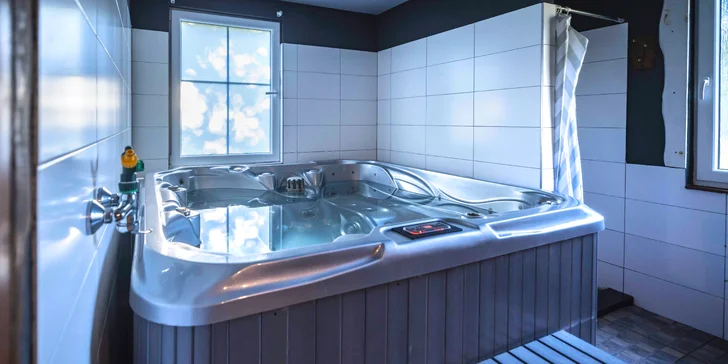 Wellness relax na Třeboňsku: roubenka se saunou, vířivkou i koupacím sudem