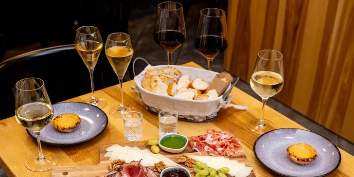 Degustační španělské tapas menu pro 2 osoby: víno, sýry, šunka i dezert