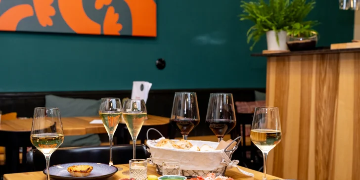 Degustační španělské tapas menu pro 2 osoby: víno, sýry, šunka i dezert