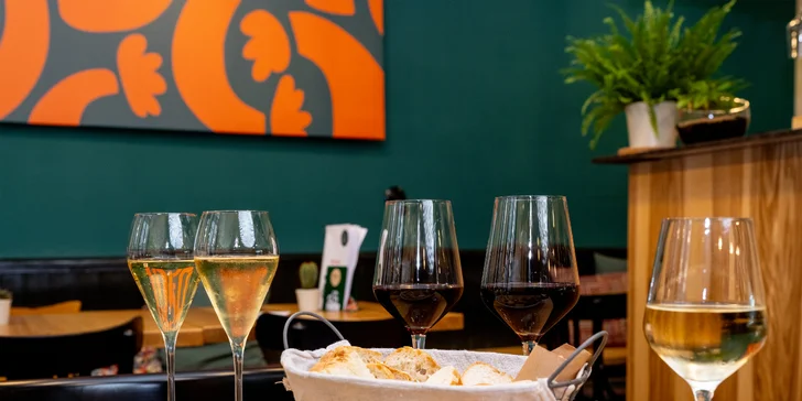 Degustační španělské tapas menu pro 2 osoby: víno, sýry, šunka i dezert