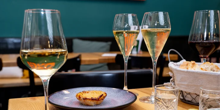 Degustační španělské tapas menu pro 2 osoby: víno, sýry, šunka i dezert