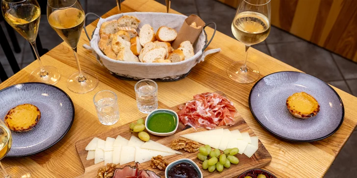 Degustační španělské tapas menu pro 2 osoby: víno, sýry, šunka i dezert