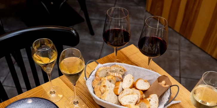 Degustační španělské tapas menu pro 2 osoby: víno, sýry, šunka i dezert