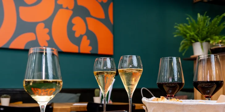 Degustační španělské tapas menu pro 2 osoby: víno, sýry, šunka i dezert