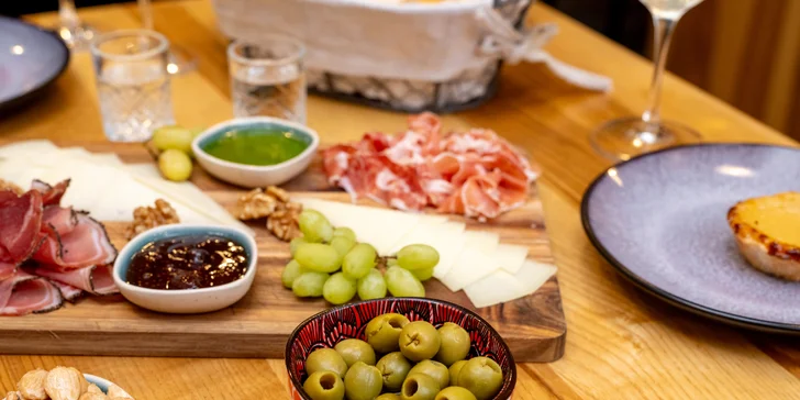 Degustační španělské tapas menu pro 2 osoby: víno, sýry, šunka i dezert