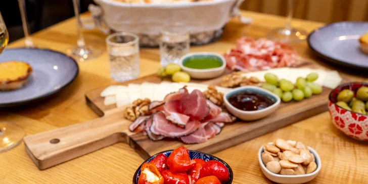 Degustační španělské tapas menu pro 2 osoby: víno, sýry, šunka i dezert