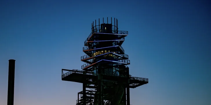 Bolt Tower v Dolní oblasti Vítkovice: výjezd na věž a lahev vína v nejvyšší kavárně v Ostravě pro 2 osoby