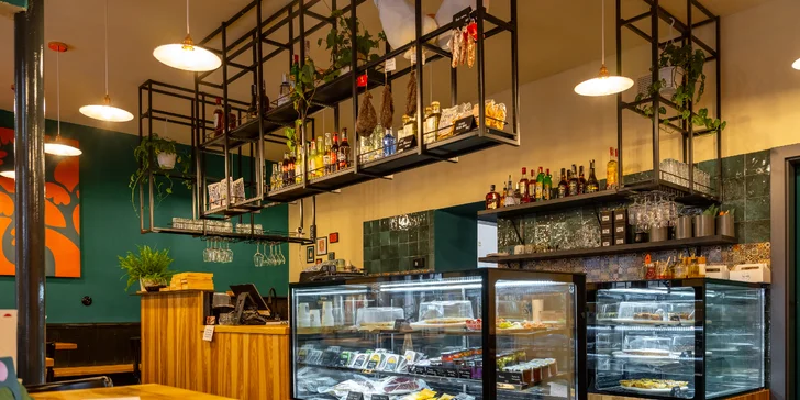 Degustační španělské tapas menu pro 2 osoby: víno, sýry, šunka i dezert