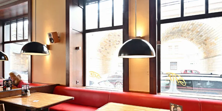 Tříchodové menu pro dvě osoby: carpaccio, hovězí líčka i dezert ze zmrzliny