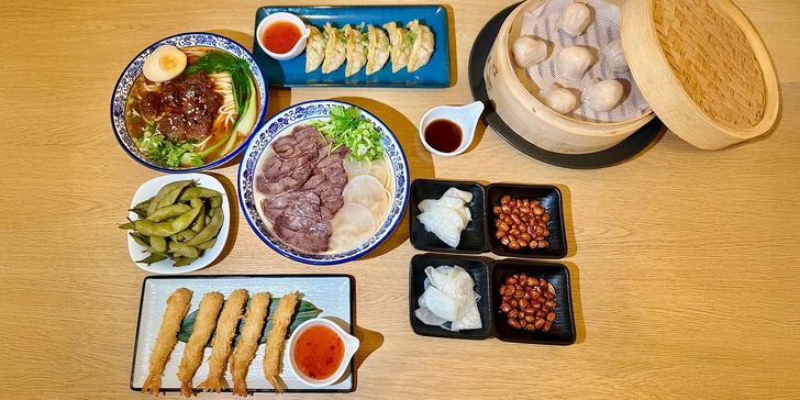 Asijské menu plné chutí pro 2 osoby: smažené krevety, gyoza, knedlíčky a ramen dle výběru