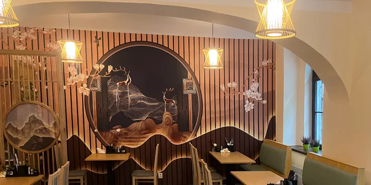 Asijské menu plné chutí pro 2 osoby: smažené krevety, gyoza, knedlíčky a ramen dle výběru