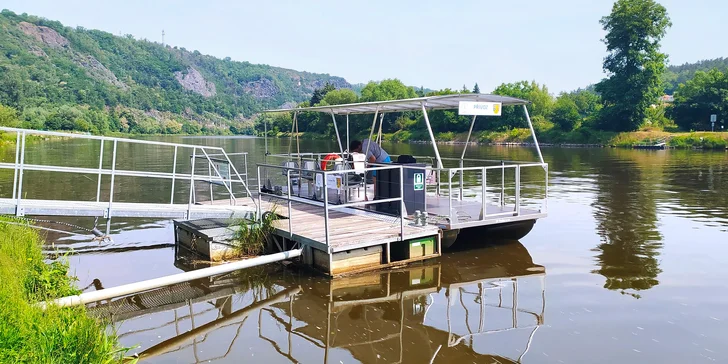 Zažijte přívoz jinak: hodinová plavba po Vltavě z Úholiček až pro 10 osob