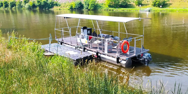 Zažijte přívoz jinak: hodinová plavba po Vltavě z Úholiček až pro 10 osob