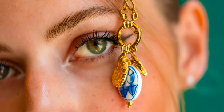 Zažijte tvorbu vlastního šperku v srdci Prahy: vyberte si náramek, náhrdelník nebo přívěsky s významem