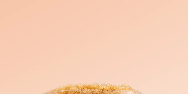 Masáž bolavých zad nebo nohou či manuální lifting obličeje s peelingem