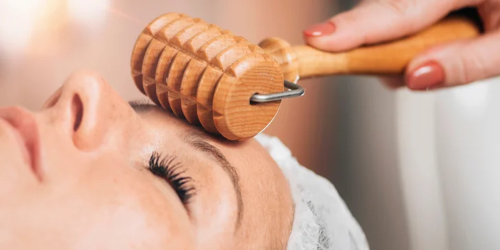 Přirozený lifting obličeje: Maderoterapie obličeje s dřevěnými válečky pro redukci otoků a vrásek