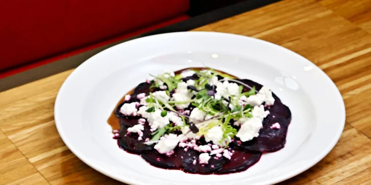 Tříchodové menu pro dvě osoby: carpaccio, hovězí líčka i dezert ze zmrzliny