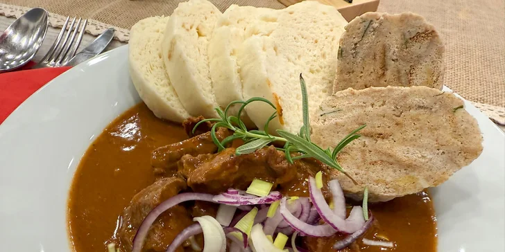 Tříchodové zvěřinové menu: poctivý vývar, guláš s domácími knedlíky a štrúdl