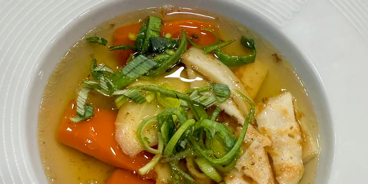 Tříchodové zvěřinové menu: poctivý vývar, guláš s domácími knedlíky a štrúdl