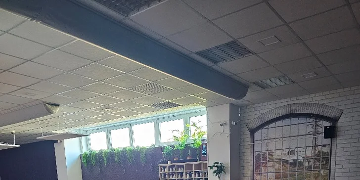 Hodina bowlingu a žebra nebo koleno s přílohami až pro 6 osob