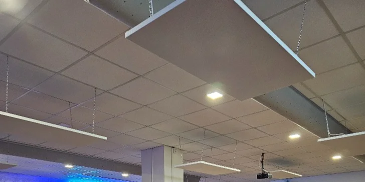 Hodina bowlingu a žebra nebo koleno s přílohami až pro 6 osob