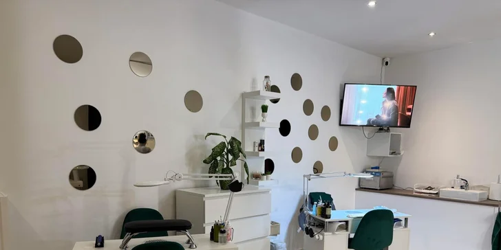 Úprava obočí vč. barvení i laminace nebo lash lifting v salonu v Hostivaři