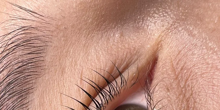 Úprava obočí vč. barvení i laminace nebo lash lifting v salonu v Hostivaři