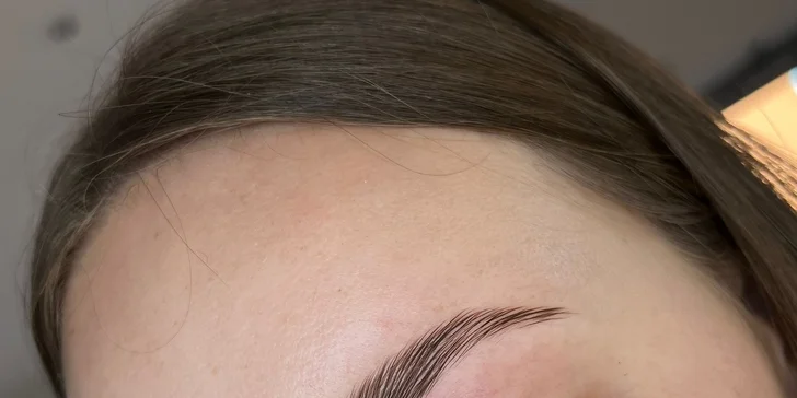 Úprava obočí vč. barvení i laminace nebo lash lifting v salonu v Hostivaři