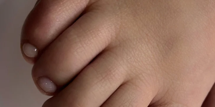 Suchá pedikúra s lakováním gel lakem nebo bez v salonu v Hostivaři