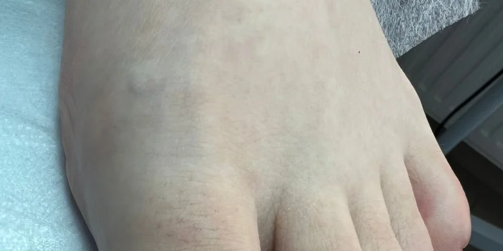 Suchá pedikúra s lakováním gel lakem nebo bez v salonu v Hostivaři