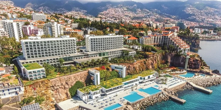 Madeira letecky: 5* resort přímo u pláže, polopenze nebo plná penze, infinity bazény