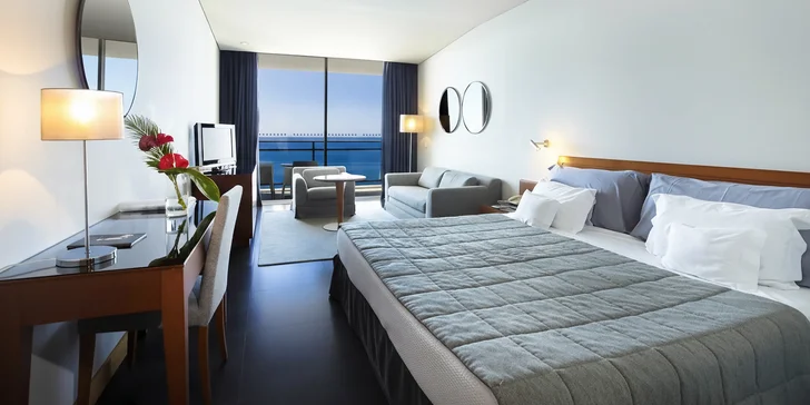 Madeira letecky: 5* resort přímo u pláže, polopenze nebo plná penze, infinity bazény