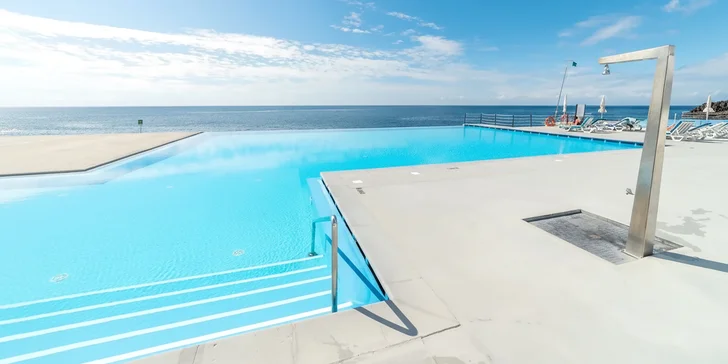 Madeira letecky: 5* resort přímo u pláže, polopenze nebo plná penze, infinity bazény