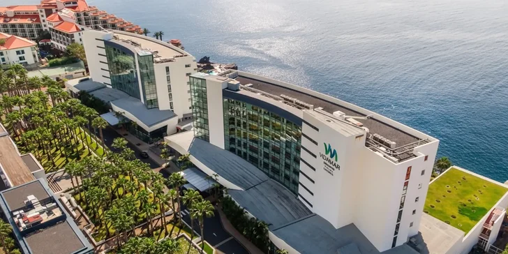 Madeira letecky: 5* resort přímo u pláže, polopenze nebo plná penze, infinity bazény