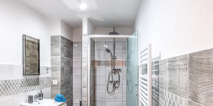 Pobyt v klidné části Liptova: moderní pokoje až pro 7 osob, snídaně nebo polopenze