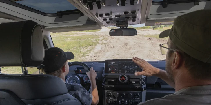Půl hodiny řízení offroad vozu pro děti: Mercedes G nebo Ineos Grenadier