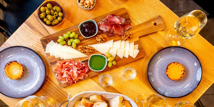 Degustační španělské tapas menu pro 2 osoby: víno, sýry, šunka i dezert