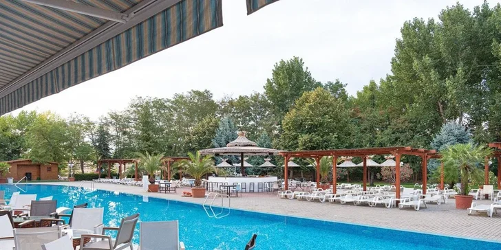 Bulharsko: hotel Zefir Beach*** přímo u pláže, bazény, jídlo a letenky