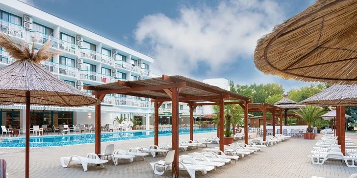 Bulharsko: hotel Zefir Beach*** přímo u pláže, bazény, jídlo a letenky
