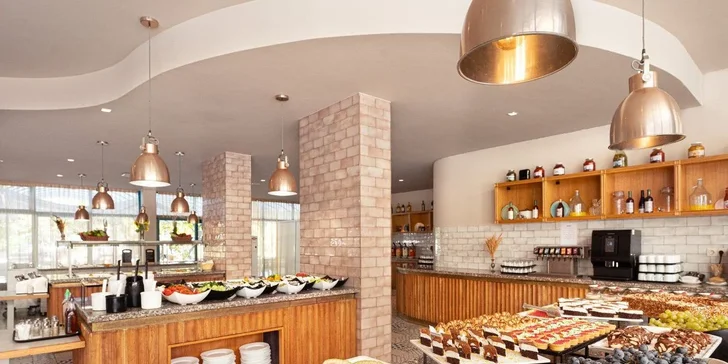 Bulharsko: hotel Zefir Beach*** přímo u pláže, bazény, jídlo a letenky