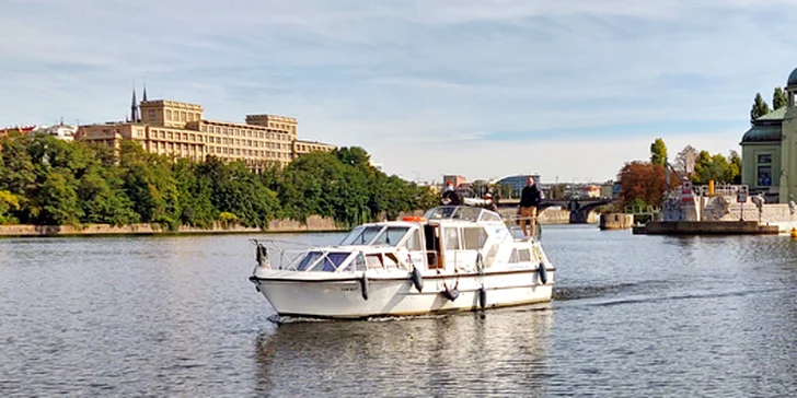 Okružní poznávací plavba po Vltavě: z Holešovic, až pro 5 osob
