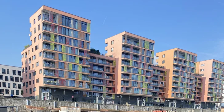 Zážitková plavba po Vltavě do Roztok a zpět: staňte se kapitánem na den